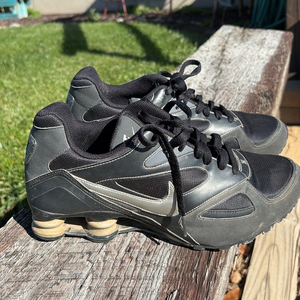 Men’s 9.5 Nike Shox